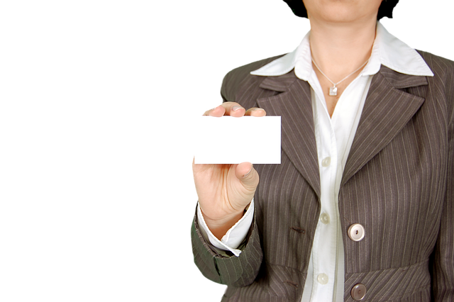 žena s vizitkou