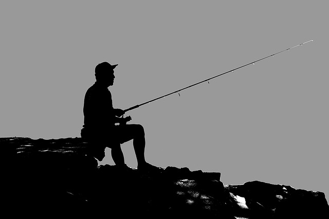 silueta rybáře