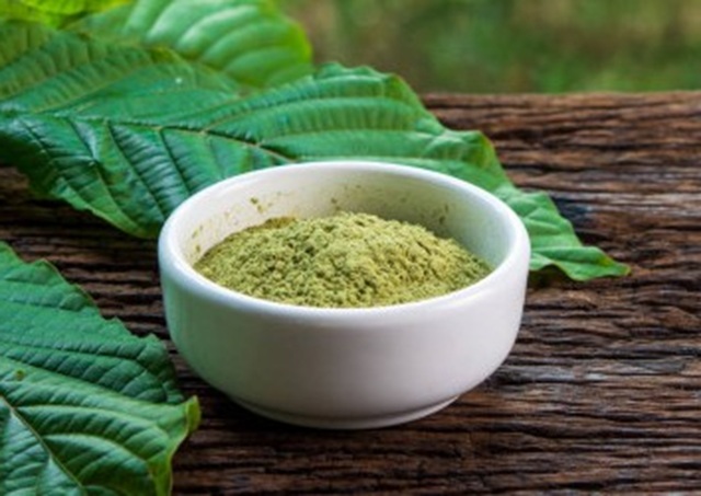 kratom v misce