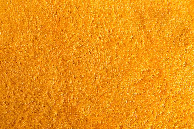 žlutý koberec